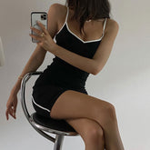 Sportliches Minikleid aus Rippstrick mit Spaghettiträgern und Kontrastbesatz - Schwarz